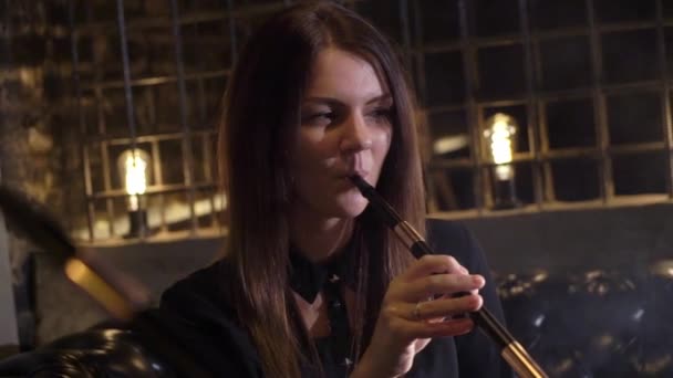 Waterpijp roken. Groep van jonge man, vrouw en paren roken shisha of waterpijp in café — Stockvideo