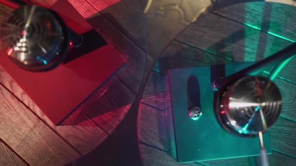 Fumeur de narguilé. Les gens qui fument shisha ou narguilé dans un café 