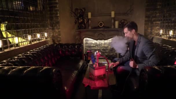 Fumador Narguile Joven Fumando Shisha Narguile Cafetería Bar Descansando Salón — Vídeos de Stock
