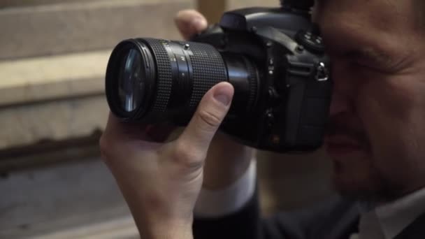 ถ่ายภาพมืออาชีพในร่ม ช่างภาพกําลังถ่ายภาพด้วยกล้องดิจิตอล DSLR การถ่ายภาพ — วีดีโอสต็อก