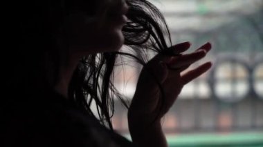 Genç Seksi esmer kadın yatak odasında sandalye üzerinde oturan ve poz iç çamaşırı.