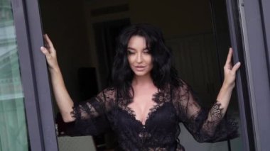 Genç Seksi esmer kadın iç çamaşırı yakın pencere ve poz yatak odasında kalıyorum.