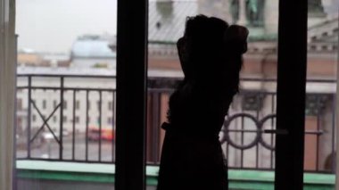 Genç Seksi esmer kadın iç çamaşırı yakın pencere ve poz yatak odasında kalıyorum.