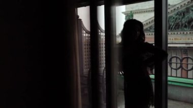 Genç Seksi esmer kadın iç çamaşırı yakın pencere ve poz yatak odasında kalıyorum.