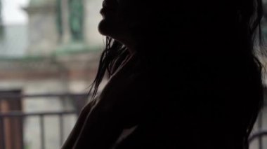 Genç Seksi esmer kadın yatak odasında sandalye üzerinde oturan ve poz iç çamaşırı.