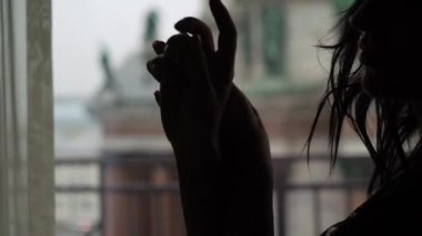 Genç Seksi esmer kadın yatak odasında sandalye üzerinde oturan ve poz iç çamaşırı.