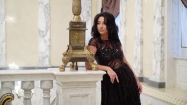 Siyah Abiye mermer taş merdiven palace veya otel, poz genç seksi esmer kadın