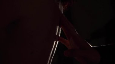 Genç seksi çift pencere yakınındaki geceleri. Adam da soyunmakla kadın, elbisesini çıkarmadan. Çıplak kalan kız.