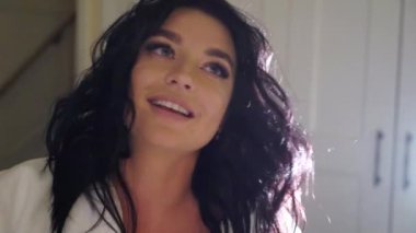 Genç seksi çift gece yatak odasında beyaz bornoz Gözlük şampanya içmek döşeme.