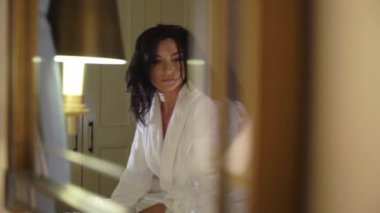 Genç seksi çift yatak beyaz bornoz içinde döşeme ve sarılma geceleri.