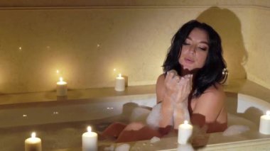 Genç Seksi esmer kadın, tuvaletini soyunma bornoz kaldırma ve 1küvet içinde döşeme.