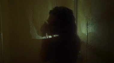 Genç güçlü seksi kadın alarak duş çıplak.