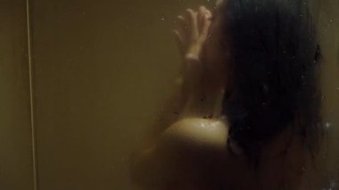 Genç güçlü seksi kadın alarak duş çıplak.