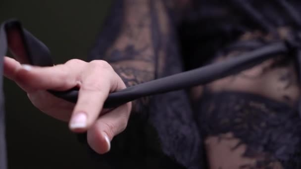 Jeune femme brune sexy en lingerie séjournant dans la chambre près de la fenêtre et posant .