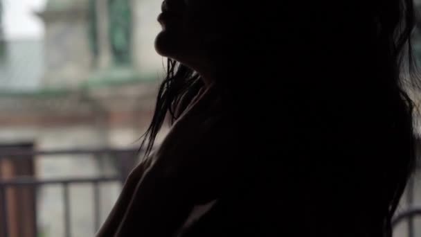 Молодая сексуальная брюнетка в нижнем белье сидит на стуле в спальне и позирует . — стоковое видео