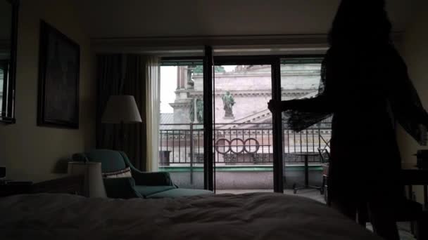 Jeune femme brune sexy en lingerie dans la chambre à coucher allant au balcon — Video