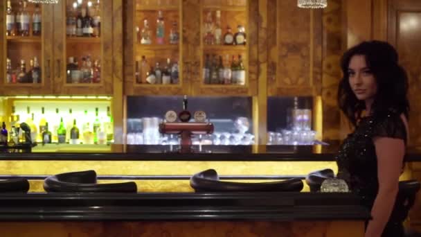 Tineri sexy bruneta femeie în negru seara rochie în restaurant sau bar — Videoclip de stoc