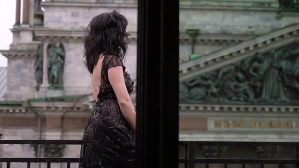 Junge Sexy Brünette Frau Schwarzem Luxuskleid Auf Einem Balkon Einer — Stockvideo
