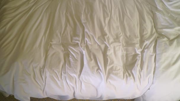 Unga sexiga par på natten om fastställande i sovrum i vita badrockar och ha kul. Leende och laughting — Stockvideo