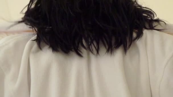 젊은 섹시 한 갈색 머리 여자 화장실에 가운 제거 및 bathtube에서 누워 요. — 비디오