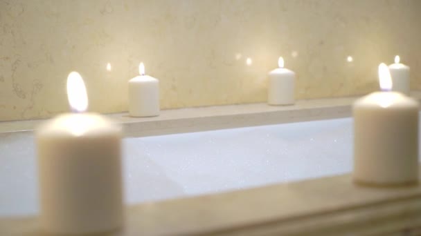 Joven morena sexy yendo al baño, desnudándose quitando el albornoz y acostándose en el tubo de baño . — Vídeo de stock