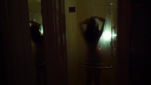 Młody silny sexy kobieta pod prysznicem Nagie. — Wideo stockowe
