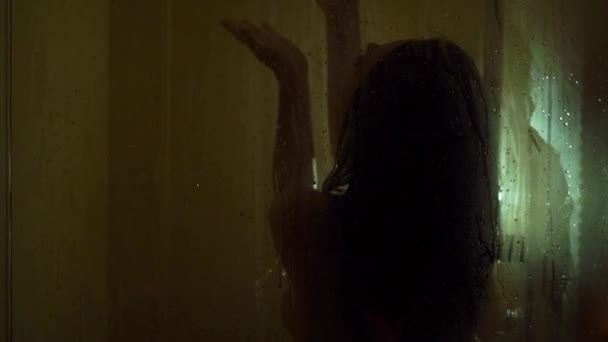 Fiatal, erős, szexi nő zuhanyozás meztelen. — Stock videók