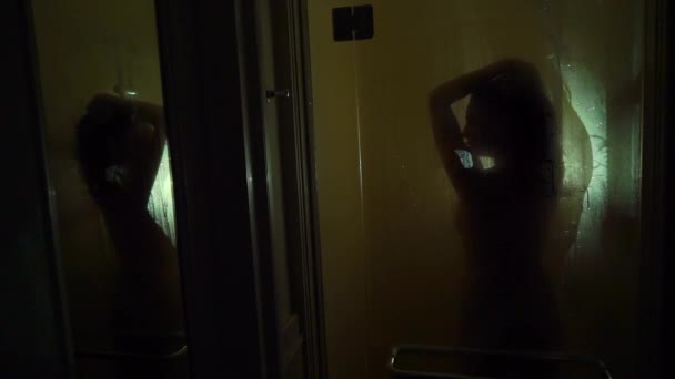 Unga starka sexig kvinna tar dusch naken. — Stockvideo
