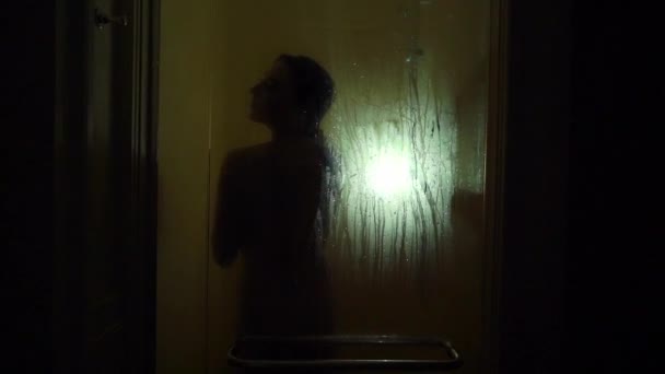 Jovem mulher sexy forte tomando banho nu . — Vídeo de Stock