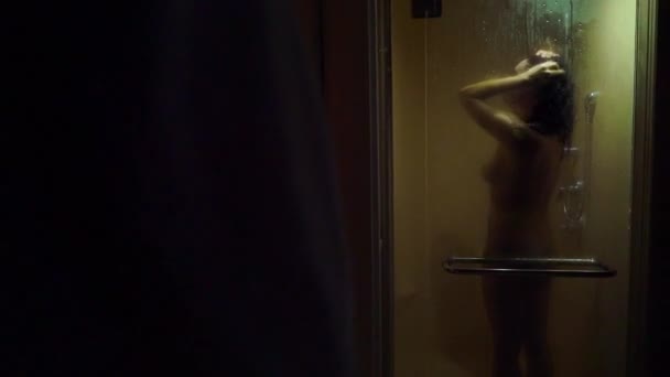 Νέα ισχυρή σέξι γυναίκα λαμβάνοντας ντους γυμνός. — Αρχείο Βίντεο