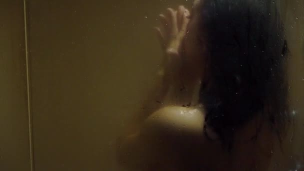 Молода сильна сексуальна жінка приймає душ гола . — стокове відео