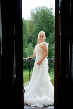 Genç seksi sarışın gelin balkon poz