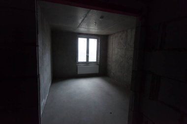 Tamamlanmamış odası iç, gri bina. Onarım daire. Odanın içinde hazırlama