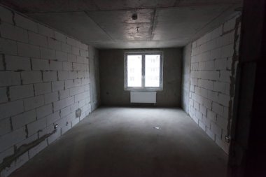 Tamamlanmamış odası iç, gri bina. Onarım daire. Odanın içinde hazırlama