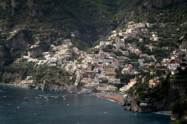 Dağlar kıyısına yakın bir şehirde görüntüleyin