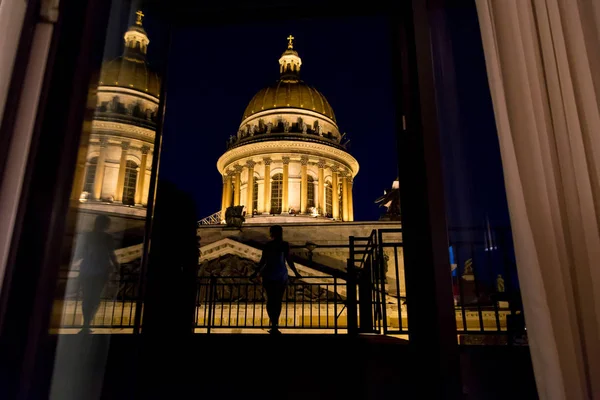 Balkon siluet kalan seksi sarışın genç kadın