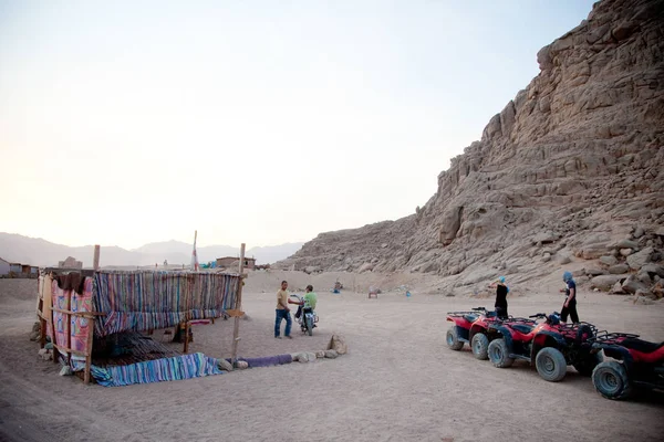 Sharm El Sheikh, Mısır-Ekim 7, 2009: Arap çocuğa motosiklet çölde