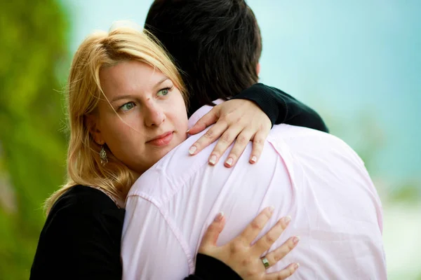 Seksi sarışın genç kadın ve adam romantik tatil tarihte