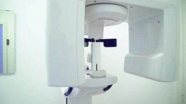 X-ray makinesi tarayıcı hastanede tıbbi dolabında. İş yerinde bir doktor Kliniği.
