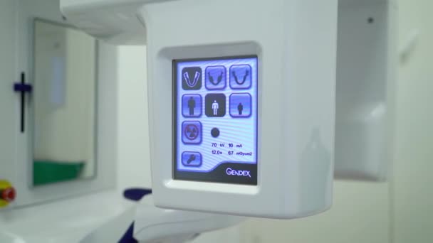 MOSCOW, RÚSSIA - NOVEMBRO 25, 2018: scanner de máquina de raios X no armário médico no hospital. Local de trabalho do médico na clínica . — Vídeo de Stock