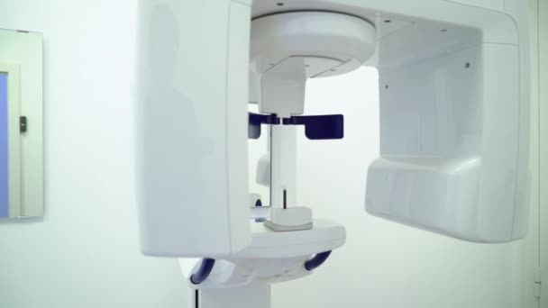 X-ray maskin scanner i medicinsk kabinett i sjukhuset. Arbetsplatsen av läkare på kliniken. — Stockvideo