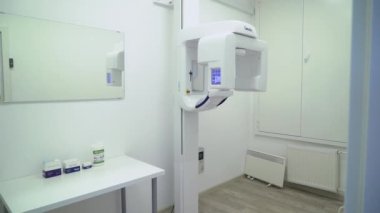 Moskova, Rusya - 25 Kasım 2018: X-ray makinesi tarayıcı hastanede tıbbi dolabında. İş yerinde bir doktor Kliniği.