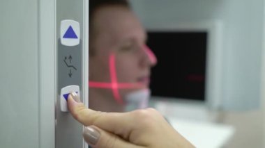 X-ray makinesi tarayıcı hastanede tıp kabine adam hasta. İş yerinde bir doktor Kliniği.