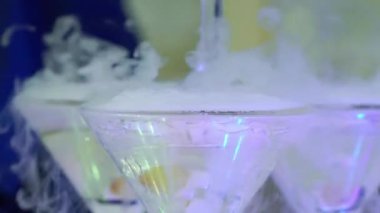 Piramit kule Restoran kapalı partide şampanya için gözlük