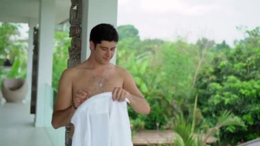 Adam beyaz forması koymak