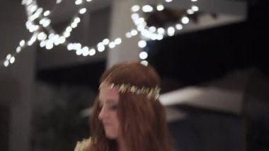 Bir partide dans bir genç kız. Gece düğün, Doğum günü, yıldönümü veya yıldönümü kutlamaları. Bir lüks Villa tropikal bir etkinlikte.