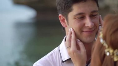 Yeni evliler akşam veya günbatımı deniz kenarında sahilde yürüyüş. Tutan eller, sarılma. Romantik Okyanusu yakın.