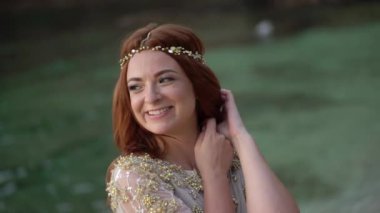 Akşam veya sunsetposing, deniz kenarında kumsalda Genç gelin. Romantik Okyanusu yakın.