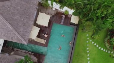 Bali, Endonezya - 8 Kasım 2017: İnsanlar havuzunda rahatlatıcı. Tropikal Villa parti yaz aylarında. Tatil