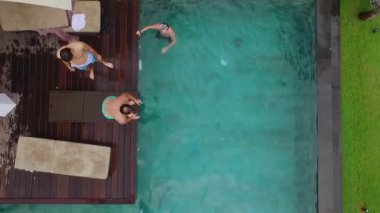 Bali, Endonezya - 8 Kasım 2017: İnsanlar havuzunda rahatlatıcı. Tropikal Villa parti yaz aylarında. Tatil